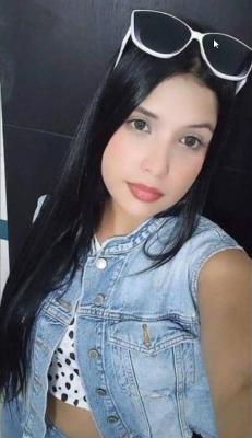 Una Chica Natural De Piel Blanca Cabello Negro Una Flaca Hermosa Y Con Rostro Angelical